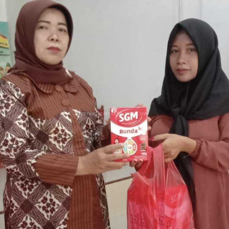 CEGAH STUNTING WAGINAH MAHMUD BAGIKAN SUSU GRATIS UNTUK IBU HAMIL