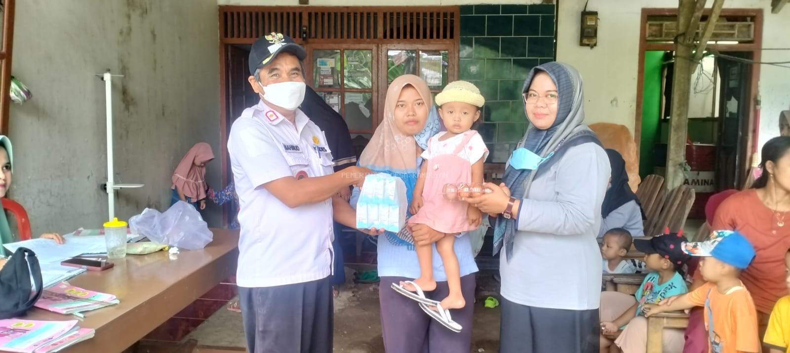 PERANGI STUNTING KADES KAMULYAN DUKUNG PENUH PEMBERIAN MAKANAN TAMBAHAN (PMT) POSYANDU 