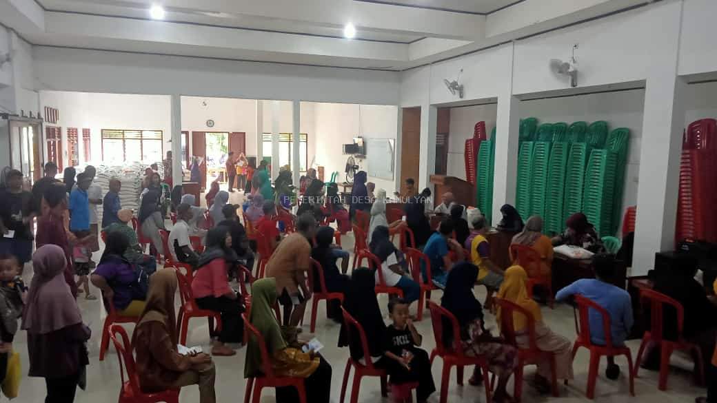 PEMDES KAMULYAN SALURKAN BANTUAN BERAS CPP ALOKASI BULAN OKTOBER 