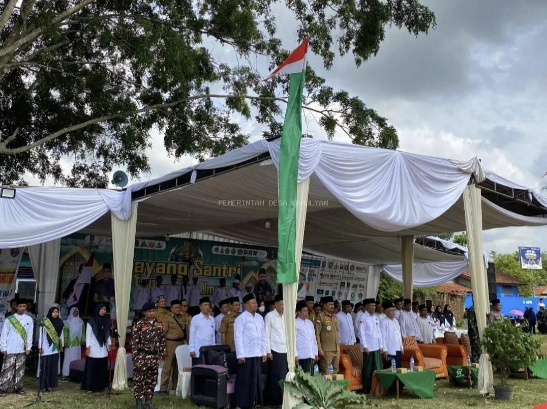 JAJARAN PERANGKAT DESA KAMULYAN HADIRI UPACARA PENGIBARAN BENDERA PUNCAK PERAYAAN HARI SANTRI 2024