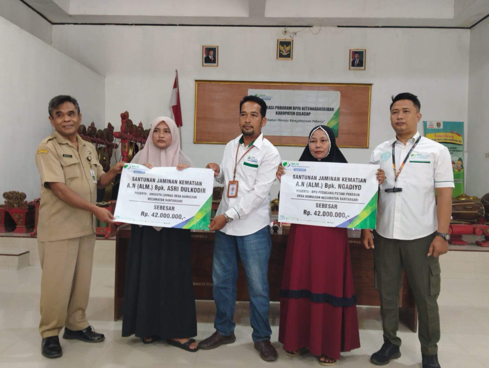 DUA ORANG WARGA DESA KAMULYAN TERIMA SANTUNAN JAMINAN KEMATIAN MASING-MASING SEBESAR 42 JUTA