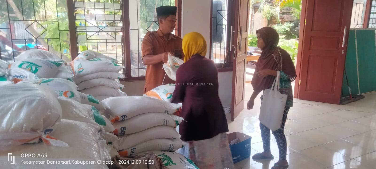 PEMDES KAMULYAN KEMBALI SALURKAN BANTUAN CPP BERUPA BERAS KEPADA MASYARAKAT BERPENGHASILAN RENDAH
