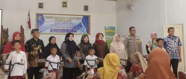 PEMERINTAH DESA KAMULYAN BAGIKAN BANTUAN SEPEDA UNTUK SISWA KURANG MAMPU
