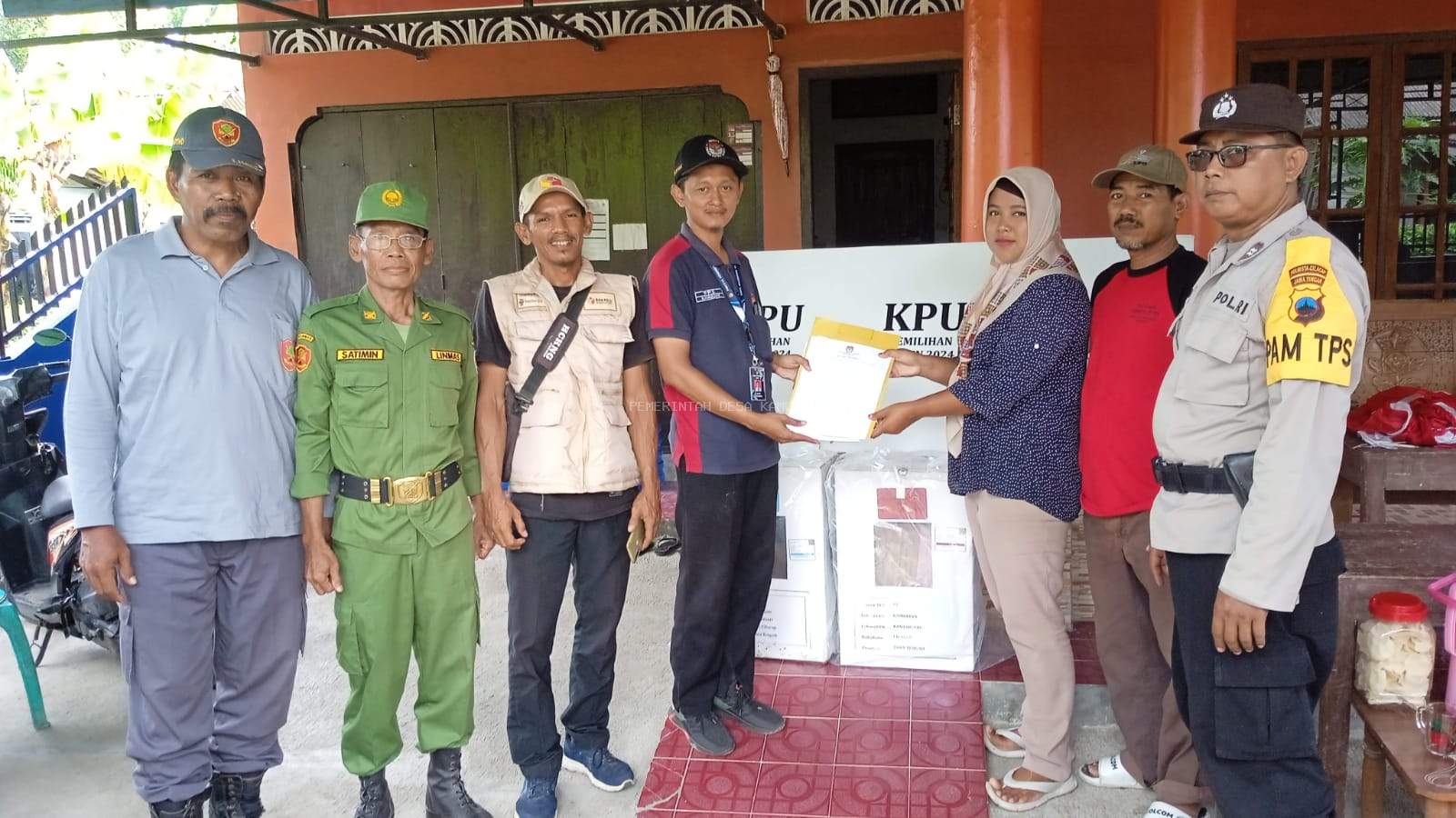 SERENTAK PPS DESA KAMULYAN BAGIKAN LOGISTIK PILKADA KE 34 TPS