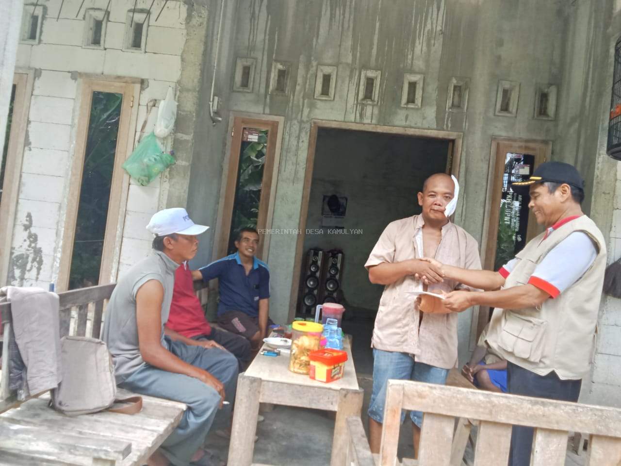 WUJUD KEPEDULIAN - KEPALA DESA KAMULYAN JENGUK KORBAN PEMBACOKAN WARGA DUSUN CIMENENG