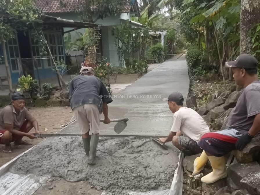 PENGECORAN JALAN DEMAK III DUSUN KEMANTREN RT 04 RW 11 